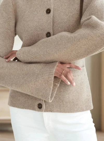 AMBER | WARME HERBSTSTRICKJACKE MIT ENGLISCHER ELEGANZ FÜR DAMEN