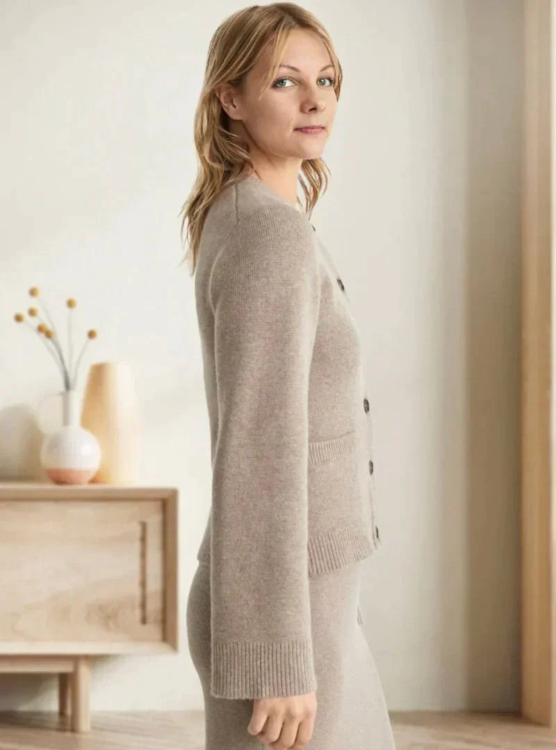 AMBER | WARME HERBSTSTRICKJACKE MIT ENGLISCHER ELEGANZ FÜR DAMEN