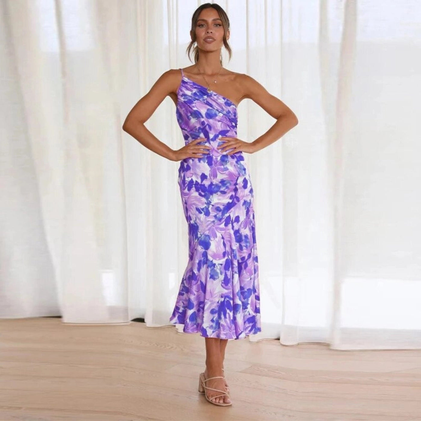 Carina - Asymmetrisches Maxikleid mit floralem Muster