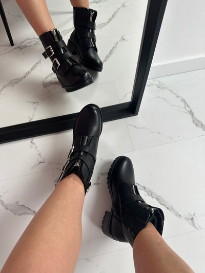 Chesca | Lederstiefel mit Schnallen & Riemen
